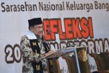 Mantan Presiden yang juga Ketua Dewan Kehormatan Ikatan Cendekiawan Muslim se-Indonesia (ICMI) BJ Habibie (kiri) memberikan paparan saat menjadi pembicara kunci pada sarasehan nasional yang diselenggarakan oleh ICMI di Jakarta, Senin (21/5/2018). Sarasehan nasional tersebut bertajuk Refleksi 20 Tahun Reformasi dalam rangka bertukar pikiran terkait reformasi yang telah berjalan selama dua dekade. (ANTARA /Wahyu Putro A) 