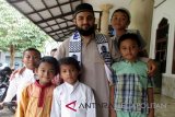 SAFARI RAMADHAN DI KOTA BOGOR: Imam masjid Palestina, Syaikh Abdurrahman Zaky Syahadah (tengah) saat foto bersama anak-anak jamaah Masjid Nurul Falah, Komplek Balitro Bumi Menteng Asri (BMA), Kelurahan Menteng, Kecamatan Bogor Barat, Kota Bogor, Provinsi Jawa Barat. (Megapolitan.Antaranews.Com/Foto: M.Tohamaksun).