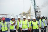 Djarot Saiful Hidayat meninjau perkembangan pembangunan terminal peti kemas fase 2.