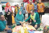 Sunatan massal Ramadhan 1439 hijriah yang diselenggarakan Pemerintah Kabupaten Tapin kerja sama dengan Tim PKK di Pendopo Balahendang Rantau, Kamis (34/5) diikuti oleh 350 anak lebih. Foto: Antaranews Kalsel/Muhammad Husien Asyari.