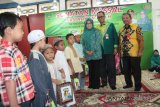 Sunatan massal Ramadhan 1439 hijriah yang diselenggarakan Pemerintah Kabupaten Tapin kerja sama dengan Tim PKK di Pendopo Balahendang Rantau, Kamis (34/5) diikuti oleh 350 anak lebih. Foto: Antaranews Kalsel/Muhammad Husien Asyari.