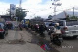 Jalan Sultan Adam Banjarmasin dalam beberapa bulan terakhir sering terjadi kemacetan, sehingga perlu dicarikan solusi agar kemacetan  lalulintas di Kawasan tersebut dapat teratasi, Sabtu (12/5).Foto:Antaranews Kalsel/Arianto.