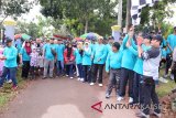 Sekdakab Tanah Laut H Syahrian Nurdin melepas peserta jalan sehat KPU Tanah Laut, Minggu (13/5).Foto:Antaranews Kalsel/Arianto.