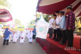 Sekdakab Tanah Laut H. Syahrian Nurdin Melepas Peserta Pawai Ta'aruf, di depan Balairung Tuntung Pandang Pelaihari, Rabu (16/5). Foto:Antaranews Kalsel/Arianto.