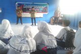 Bank Indonesia Perwakilan Kalimantan Selatan melakukan sosialisasi uang pecahan kepada siswa SMPN 3 Tamban, Desa Tinggiran, Kecamatan Tamban, Batola, Jumat (18/5).Foto:Antaranews Kalsel/Arianto.