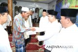 Pjs Bupati Tanah Laut Achmad Sofiani Menyerahkan Bantuan Pembangunan Dua Masjid di Kecamatan Bumi Makmur, Senin (21/5).Foto:Antaranews Kalsel/Arianto.