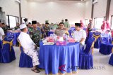 Polres Tanah Laut menggelar doa dan buka puasa bersama dengan petugas pengamanan, pengawas dan penyelenggara Pemilu Kabupaten Tanah Laut, di Mapolres Tanah Laut, Rabu (23/5).Foto:Antaranews Kalsel/Arianto.