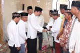 Sekdakab Tanah Laut H Syahrian Nurdin menyerahkan dana hibah Untuk Masjid di Kecamatan Panyipatan, Rabu (23/5).Foto:Antaranews Kalsel/Arianto.