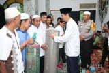 Sekdakab Tanah Laut H Syahrian Nurdin Menyerahkan Bantuan Sajadah Kepada Tiga Pengurus Masjid di Kecamatan Batu Ampar, Rabu (30/5).Foto:Antaranews Kalsel/Arianto.