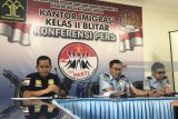 Kepala Imigrasi Blitar Muhammad Akram (tengah) memberikan keterangan pers saat rilis di Kantor Imigrasi Kelas II Blitar, Jawa Timur, Senin (7/5). Penggunaan anggaran Kanim Blitar sudah mencapai 36,16 persen di Triwulan pertama 2018 yang diserap untuk realisasi kegiatan pelayanan paspor, pengawasan dan penegakkan hukum, pembentukan timpora tingkat kecamatan, kesisteman dan membentuk zona intergritas menuju wilayah bebas dari korupsi. Antara Jatim/Irfan Anshori/zk/18