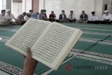 Sejumlah warga binaan melakukan ibadah ramadan dengan membaca Alquran di Lapas Kelas II A Cibinong , Pondok Rajeg, Bogor, Jawa Barat, Rabu (23/5). Selama bulan suci Ramadan Lapas Kelas II A Cibinong meningkatkan kegiatan keagamaan Islam, seperti membaca Alquran atau tadarus, salat lima waktu dan salat tarawih di Masjid At-Taubah, Lapas Cibinong. ANTARA JABAR/Yulius Satria Wijaya/agr/18.
