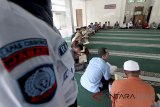 Sejumlah warga binaan melakukan ibadah ramadan dengan membaca Alquran di Lapas Kelas II A Cibinong , Pondok Rajeg, Bogor, Jawa Barat, Rabu (23/5). Selama bulan suci Ramadan Lapas Kelas II A Cibinong meningkatkan kegiatan keagamaan Islam, seperti membaca Alquran atau tadarus, salat lima waktu dan salat tarawih di Masjid At-Taubah, Lapas Cibinong. ANTARA JABAR/Yulius Satria Wijaya/agr/18.
