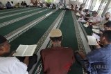 Sejumlah warga binaan melakukan ibadah ramadan dengan membaca Alquran di Lapas Kelas II A Cibinong , Pondok Rajeg, Bogor, Jawa Barat, Rabu (23/5). Selama bulan suci Ramadan Lapas Kelas II A Cibinong meningkatkan kegiatan keagamaan Islam, seperti membaca Alquran atau tadarus, salat lima waktu dan salat tarawih di Masjid At-Taubah, Lapas Cibinong. ANTARA JABAR/Yulius Satria Wijaya/agr/18.
