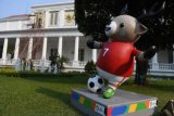 Maskot Asian Games XVIII Atung rusa Bawean (Hyelaphus Kuhlii) terpasang di Kompleks Istana Kepresidenan, Jakarta, Senin (14/5/2018). Istana Kepresidenan berhias dengan memajang maskot Bhin Bhin, Kaka dan Atung untuk menyemarakkan perhelatan Asian Games XVIII pada 18 Agustus 2018. (ANTARA FOTO/Puspa Perwitasari) 