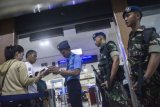 Dua prajurit TNI AU bersiaga setelah penetapan status siaga satu Jakarta, di Bandara Halim Perdanakusuma, Jakarta, Senin (14/5/2018). Polda Metro Jaya berkoordinasi dengan TNI untuk mengamankan sejumlah objek vital di Jakarta guna mencegah tindakan terorisme, pasca terjadi serentetan ledakan bom di Surabaya, Jawa Timur. (ANTARA /Aprillio Akbar) 