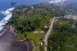 Foto udara jalur pantai selatan Jawa (Pansela) di Cimerak, Pangandaran, Jawa Barat, Selasa (22/5). Jalan nasional yang menghubungkan Jawa Barat dan Jawa Tengah itu dapat digunakan sebagai jalur mudik alternatif dengan pemandangan laut. ANTARA JABAR/Hafidz Mubarak A/agr/18.