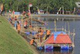 Anggota Pramuka merakit tenda saat pengikuti Jambore Kemah Terapung (Floating Camp) di Situ Bolang, Indramayu, Jawa Barat, Kamis (10/5). Kegiatan yang diikuti anggota Pramuka dari berbagai sekolah tersebut sekaligus upaya memecahkan rekor Muri tenda terapung terbanyak. ANTARA JABAR/Dedhez Anggara/agr/18.