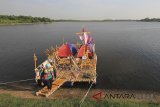 Anggota Pramuka merakit tenda saat pengikuti Jambore Kemah Terapung (Floating Camp) di Situ Bolang, Indramayu, Jawa Barat, Kamis (10/5). Kegiatan yang diikuti anggota Pramuka dari berbagai sekolah tersebut sekaligus upaya memecahkan rekor Muri tenda terapung terbanyak. ANTARA JABAR/Dedhez Anggara/agr/18.