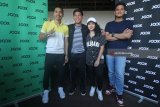 Penyanyi Yura Yunita (kedua kanan) berpose untuk pemotretan bersama personel grup musik RAN Rayi Putra Rahardjo (kiri), Anindyo Baskoro (kedua kiri) dan Astono Handoko (kanan) disela jumpa pers konser Joox Live Presents di Surabaya, Jawa Timur, Sabtu (5/5). Konser tersebut merupakan upaya aplikasi musik Joox dalam mendukung kemajuan industri musik di Indonesia. Antara Jatim/Moch Asim/18.