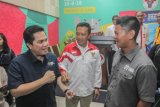 Menpora Imam Nahrawi (tengah) berbincang bersama Ketua Umum Inasgoc Erick Thohir (kiri) dan Ketua Inapgoc Raja Sapta Oktohari (kanan) usai memberikan keterangan kepada media terkait penyelenggaraan Asian Games 2018 pasca serangan bom bunuh diri di wilayah Jawa Timur di Kantor Kemenpora, Jakarta, Senin (14/5/2018). Dalam keterangannya Kemenpora, Inasgoc dan Inapgoc optimistis bahwa penyelenggaraan Asian Games dan Asian Para Games berjalan lancar dan aman. (ANTARA FOTO/Muhammad Adimaja) 