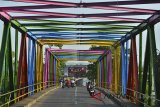 Pengendara melintas di Jembatan Baru atau Jembar Sungai Citanduy di Kota Banjar, Jawa Barat, Jumat (4/5). Dinas Pekerjaan Umum Penataan Ruang Perumahan dan Kawasan (PUPRPK) Kota Banjar mengecat warna-warni tiga jembatan di Kota Banjar untuk mempercantik kawasan kota, agar bisa menjadi daya tarik wisatawan yang melintas. ANTARA JABAR/Adeng Bustomi/agr/18.