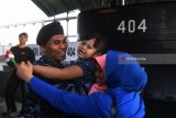 Prajurit KRI Ardadedali-404 memeluk anak dan istrinya ketika tiba di Dermaga Kapal Selam Koarmatim, Ujung, Surabaya, Jawa Timur, Kamis (17/5). KRI Ardadedali-404 merupakan kapal selam diesel elektrik type 209/1400 pesanan kedua Indonesia kepada Korsel dan menjadi kapal selam keempat yang dimiliki TNI AL. ANTARA FOTO/Zabur Karuru/18