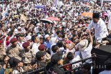 Calon Gubernur Jawa Barat Sudrajat (kanan) menyapa pendukung dan simpatisan saat menghadiri kampanye akbar di Monumen Perjuangan Rakyat, Bandung, Jawa Barat, Sabtu (12/5). Pasangan Asyik menggelar kampanye akbar berupa acara 