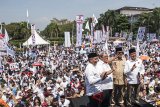 Ketua Umum Partai Gerindra Prabowo Subianto (kedua kanan) bersama Juru Kampanye Nasional Ahmad Heryawan (kedua kanan), calon Gubernur dan Wakil Gubernur Jawa Barat Sudrajat (kanan) dan Ahmad Syaikhu (kiri) berfoto seusai menyampaikan orasi pada kampanye akbar di Monumen Perjuangan Rakyat, Bandung, Jawa Barat, Sabtu (12/5). Dalam orasinya Prabowo Subianto mengajak pendukung dan simpatisan pasangan Asyik untuk memenangkan Cagub dan Cawagub Jabar Sudrajat dan Ahmad Syaikhu dalam Pilkada Jabar. ANTARA JABAR/M Agung Rajasa/agr/18
