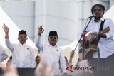 Calon Gubernur dan Wakil Gubernur Jawa Barat Sudrajat (kiri), Ahmad Syaikhu (kedua kiri) melambaikan tangan saat menghadiri kampanye akbar di Monumen Perjuangan Rakyat, Bandung, Jawa Barat, Sabtu (12/5). Pasangan Asyik menggelar kampanye akbar berupa acara 