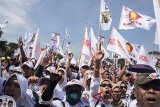 Ribuan pendukung pasangan calon Gubernur dan Wakil Gubernur Jawa Barat Sudrajat dan Ahmad Syaikhu Meneriakan yel-yel saat kampanye akbar di Monumen Perjuangan Rakyat, Bandung, Jawa Barat, Sabtu (12/5). Pasangan Asyik menggelar kampanye akbar berupa acara 