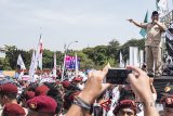 Ketua Umum Partai Gerindra Prabowo Subianto menyampaikan orasi saat kampanye akbar pemenangan calon Gubernur dan Wakil Gubernur Jawa Barat Sudrajat - Ahmad Syaikhu di Monumen Perjuangan Rakyat, Bandung, Jawa Barat, Sabtu (12/5). Dalam orasinya Prabowo Subianto mengajak pendukung dan simpatisan pasangan Asyik untuk memenangkan Cagub dan Cawagub Jabar Sudrajat dan Ahmad Syaikhu dalam Pilkada Jabar. ANTARA JABAR/M Agung Rajasa/agr/18
