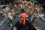 Peserta melakukan gerak tari sunda saat Karnaval Parade Budaya HUT ke-57 Bank BJB di Gedung Sate, Bandung, Jawa Barat, Sabtu (12/5). Parade budaya tersebut menampilkan berbagai kostum adat Jawa Barat di 27 kabupaten/kota. ANTARA JABAR/M Agung Rajasa/agr/18
