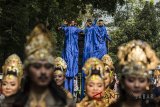 Peserta melakukan gerak tari sunda saat Karnaval Parade Budaya HUT ke-57 Bank BJB di Gedung Sate, Bandung, Jawa Barat, Sabtu (12/5). Parade budaya tersebut menampilkan berbagai kostum adat Jawa Barat di 27 kabupaten/kota. ANTARA JABAR/M Agung Rajasa/agr/18
