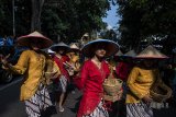 Peserta melakukan gerak tari sunda saat Karnaval Parade Budaya HUT ke-57 Bank BJB di Gedung Sate, Bandung, Jawa Barat, Sabtu (12/5). Parade budaya tersebut menampilkan berbagai kostum adat Jawa Barat di 27 kabupaten/kota. ANTARA JABAR/M Agung Rajasa/agr/18
