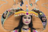 Peserta mengikuti Karnaval Parade Budaya saat HUT ke-57 Bank BJB di Gedung Sate, Bandung, Jawa Barat, Sabtu (12/5). Parade budaya tersebut menampilkan berbagai kostum adat Jawa Barat di 27 kabupaten/kota. ANTARA JABAR/M Agung Rajasa/agr/18