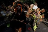 Peserta melakukan gerak tari sunda saat Karnaval Parade Budaya HUT ke-57 Bank BJB di Gedung Sate, Bandung, Jawa Barat, Sabtu (12/5). Parade budaya tersebut menampilkan berbagai kostum adat Jawa Barat di 27 kabupaten/kota. ANTARA JABAR/M Agung Rajasa/agr/18
