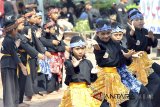 Sejumlah pendekar silat beraksi saat Kaul Pencak Silat di Taman Sempur, Kota Bogor, Jawa Barat, Minggu (6/5). Kaul Pencak Silat yang diikuti ratusan pendekar, budayawan, sejarawan dan komunitas silat dari wilayah Depok, Bogor, Cianjur dan Karawang tersebut sebagai upaya mengenalkan dan melestarikan budaya asli Sunda yaitu pencak silat kepada masyarakat luas. ANTARA JABAR/Arif Firmansyah/agr/18