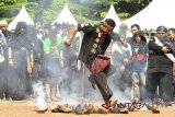 Sejumlah pendekar silat beraksi saat Kaul Pencak Silat di Taman Sempur, Kota Bogor, Jawa Barat, Minggu (6/5). Kaul Pencak Silat yang diikuti ratusan pendekar, budayawan, sejarawan dan komunitas silat dari wilayah Depok, Bogor, Cianjur dan Karawang tersebut sebagai upaya mengenalkan dan melestarikan budaya asli Sunda yaitu pencak silat kepada masyarakat luas. ANTARA JABAR/Arif Firmansyah/agr/18