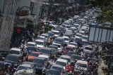 Ribuan kendaraan terjebak kemacetan di Jalan Asia Afrika, Bandung, Jawa Barat, Kamis (10/5). Kemacetan tersebut dipicu oleh banyaknya wisatawan yang akan berlibur menuju destinasi wisata di Kota Bandung pada hari libur Kenaikan Isa Almasih. ANTARA JABAR/Raisan Al Farisi/agr/18