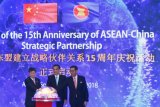 Perdana Menteri China Li Keqiang (tengah) didampingi Sekjen ASEAN Lim Jock Hoi (kiri) dan Singapore's Permanent Representative to ASEAN Tan Hung Seng meluncurkan secara simbolis peringatan 15 tahun hubungan kemitraan strategis ASEAN-China di kantor Sekretariat ASEAN, Jakarta, Senin (7/5/2018). (ANTARA /Sigid Kurniawan) 