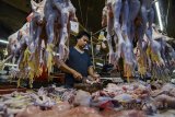 Pedagang memotong daging ayam di Pasar Kosambi, Bandung, Jawa Barat, Selasa (15/5). Pedagang mengatakan, harga daging ayam dua hari menjelang bulan Ramadan terus merangkak naik hingga mencapai Rp 40 ribu perkilogram yang diakibatkan masalah transportasi. ANTARA JABAR/Raisan Al Farisi/agr/18