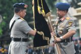 Kapolri Jenderal Pol Tito Karnavian (kiri) menyerahkan pataka kepada Kapolda Jambi Brigjen Pol Muchlis (kanan) saat upacara peningkatan tipe Polda Jambi di Jambi, Jumat (25/5/2018). Polda Jambi, bersama Polda Kalimantan Selatan, Kalimantan tengah, dan Nusa Tenggara Barat naik dari polda tipe B menjadi polda tipe A. (ANTARA FOTO/Wahdi Septiawan)