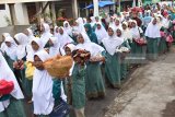 Sejumlah orang mengusung tumpeng saat mengikuti tradisi ‘Megengan’ di Desa Kledokan, Kecamatan Bendo, Kabupaten Magetan, Jawa Timur, Rabu (16/5). ‘Megengan’ dengan ditandai kirab dan kenduri 1.000 tumpeng tersebut merupakan tradisi untuk menyambut datangnya Ramadan 1439 Hijriyah. Antara Jatim/Foto/Siswowidodo/zk/18