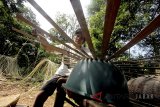 Perajin menyelesaikan pembuatan tudung saji di Bogor, Jawa Barat, Sabtu (19/5). Kerajinan tudung saji yang terbuat dari bambu tersebut dijual dengan harga Rp 30.000 per buah dan dipasarkan di kawasan Jabodetabek. ANTARA JABAR/Yulius Satria Wijaya/agr/18.
