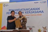 Dirut Bank BTN Maryono (kanan) dan Ketua Umum Panitia Pelaksana Asian Games 2018 (INASGOC) Erick Thohir (kiri) berjabat tangan usai menandatangani dokumen perjanjian kerja sama terkait sponsorship Asian Games 2018 di Jakarta, Rabu (30/5/2018). Perjanjian tersebut merupakan bentuk komitmen Bank BTN dalam mendukung pelaksanaan Asian Games 2018 yang akan berlangsung di Jakarta dan Palembang. (ANTARA /Widodo S Jusuf) 