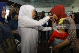 Warga mencium tangan Calon Gubernur Jawa Timur Khofifah Indar Parawansa (kedua kiri) di Jembatan Merah Plaza, Surabaya, Jawa Timur, Kamis (31/5). Khofifah mengunjungi warga dan pedagang di mal itu untuk memperkenalkan sekaligus mendekatkan dirinya sebagai calon gubernur Jatim. Antara jatim/Didik Suhartono/zk/18