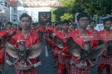 Sejumlah pelajar membawa lambang Garuda Pancasila saat Kirab Grebeg Pancasila di Blitar, Jawa Timur, Kamis (31/5). Selain dalam rangka memperingati hari lahir Pancasila yang jatuh pada 1 Juni, kirab yang diikuti oleh sejumlah seniman, pelajar, dan masyarakat tersebut juga bertujuan untuk meningkatkan semangat nasionalisme dan cinta tanah air yang terkandung dalam Pancasila dan UUD 1945.Antara jatim/Irfan Anshori/zk/18
