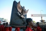 Sejumlah pelajar membawa lambang Garuda Pancasila saat Kirab Grebeg Pancasila di Blitar, Jawa Timur, Kamis (31/5). Selain dalam rangka memperingati hari lahir Pancasila yang jatuh pada 1 Juni, kirab yang diikuti oleh sejumlah seniman, pelajar, dan masyarakat tersebut juga bertujuan untuk meningkatkan semangat nasionalisme dan cinta tanah air yang terkandung dalam Pancasila dan UUD 1945.Antara/Irfan Anshori/18