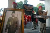 Sejumlah seniman membawa foto Presiden Soekarno dan lambang Garuda Pancasila saat Kirab Grebeg Pancasila di Blitar, Jawa Timur, Kamis (31/5). Selain dalam rangka memperingati hari lahir Pancasila yang jatuh pada 1 Juni, kirab yang diikuti oleh sejumlah seniman, pelajar, dan masyarakat tersebut juga bertujuan untuk meningkatkan semangat nasionalisme dan cinta tanah air yang terkandung dalam Pancasila dan UUD 1945.Antara jatim/Irfan Anshori/zk/18