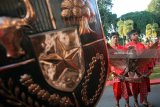 Pelajar berbaris sambil membawa tameng yang berisi lambang sila pada Garuda Pancasila saat Kirab Grebeg Pancasila di Blitar, Jawa Timur, Kamis (31/5). Selain dalam rangka memperingati hari lahir Pancasila yang jatuh pada 1 Juni, kirab yang diikuti oleh sejumlah seniman, pelajar, dan masyarakat tersebut juga bertujuan untuk meningkatkan semangat nasionalisme dan cinta tanah air yang terkandung dalam Pancasila dan UUD 1945.Antara jatim/Irfan Anshori/zk/18